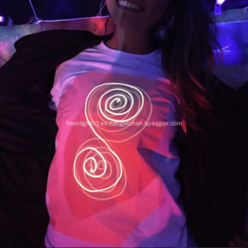 Camiseta con dibujo iluminado